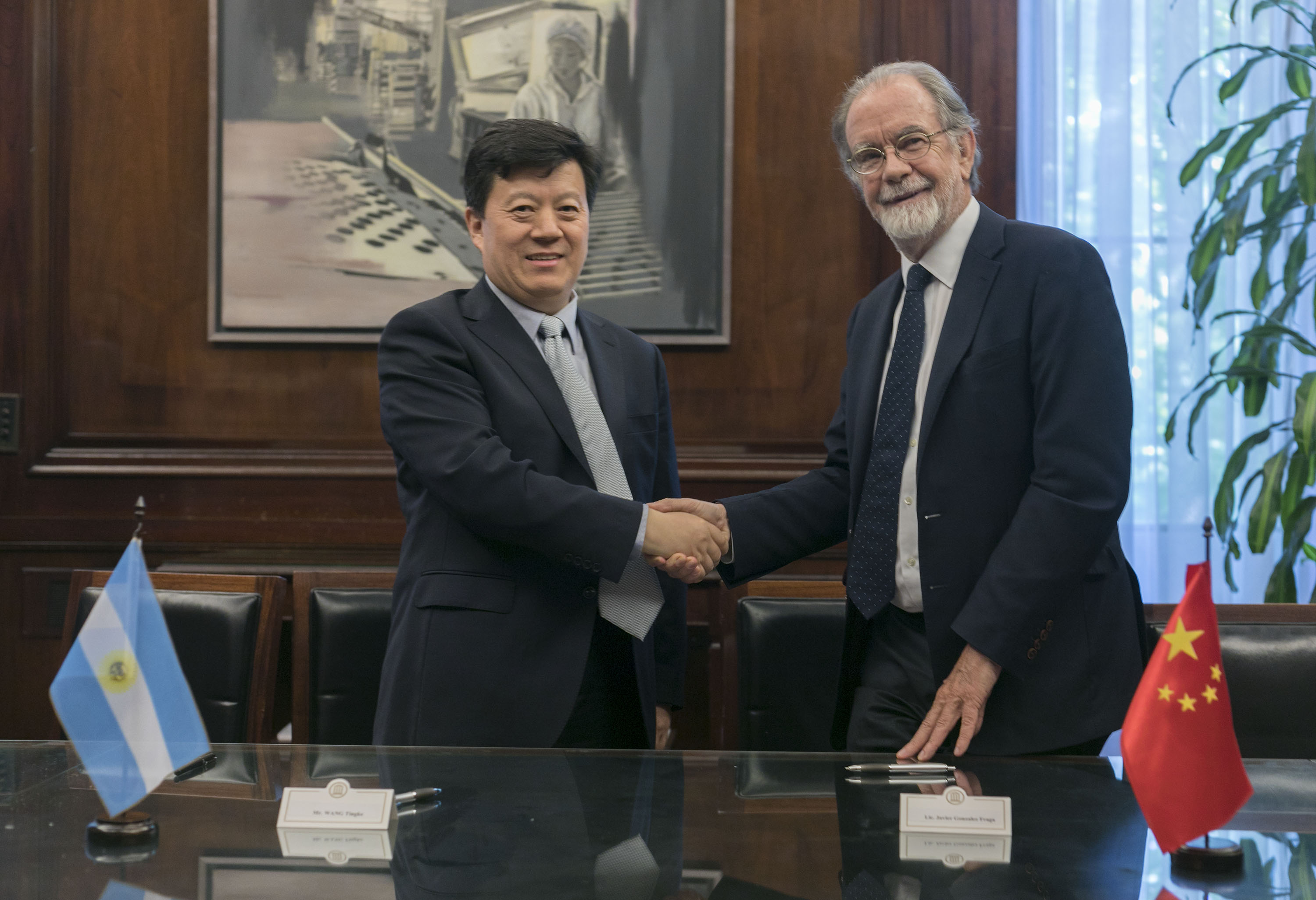 Acuerdo con entidad china para dar asistencia financiera a proyectos en Argentina