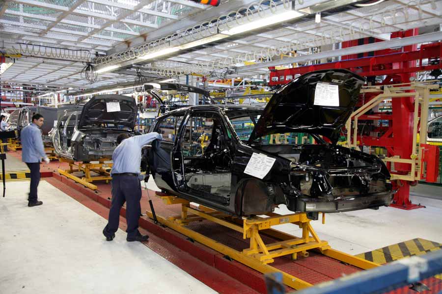 Renault suspende la producción y volverá a la actividad el 3 de abril Renault suspende la producción y volverá a la actividad el 3 de abril