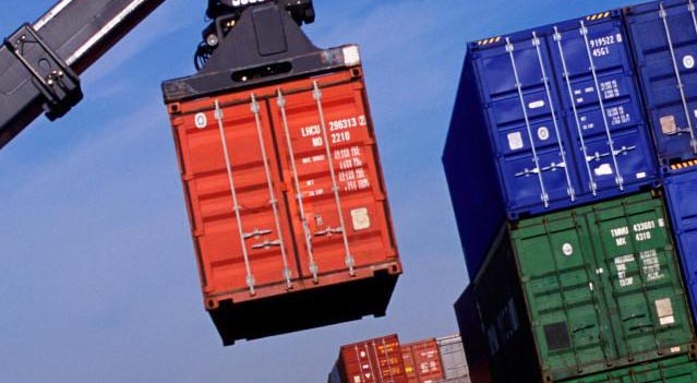 Por la caída de importaciones, abril registró superávit comercial
