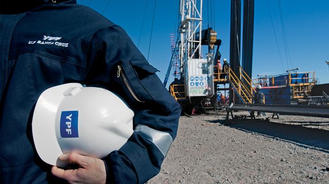 YPF inició la primera exportación de gas licuado desde la Argentina