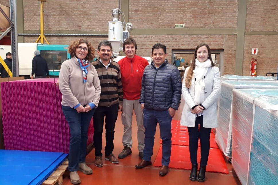 Pyme exporta pisos plásticos a Bolivia