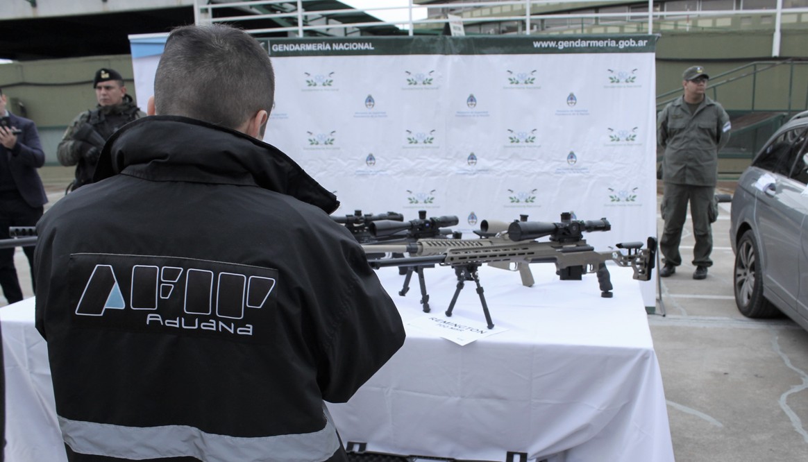 El Ministerio de Seguridad y la aduana presentaron hoy los resultados del histórico secuestro de unas 2500 armas dirigidas a bandas narcos en Brasil