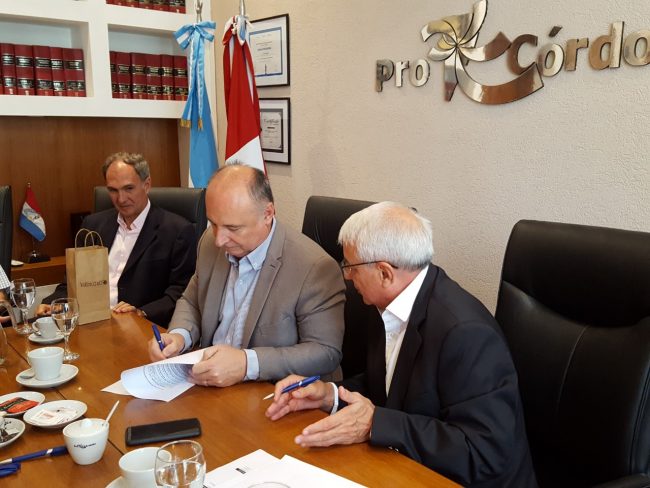 El ministro Eduardo Accastello firma el acuerdo por el cual la Provincia brindará apoyo al grupo de Pymes lácteas en su plan exportador.