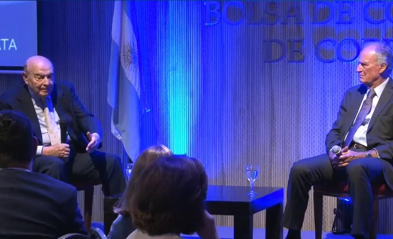 Cavallo sugirió que exportadores de servicios y el agro cobren a dólar libre