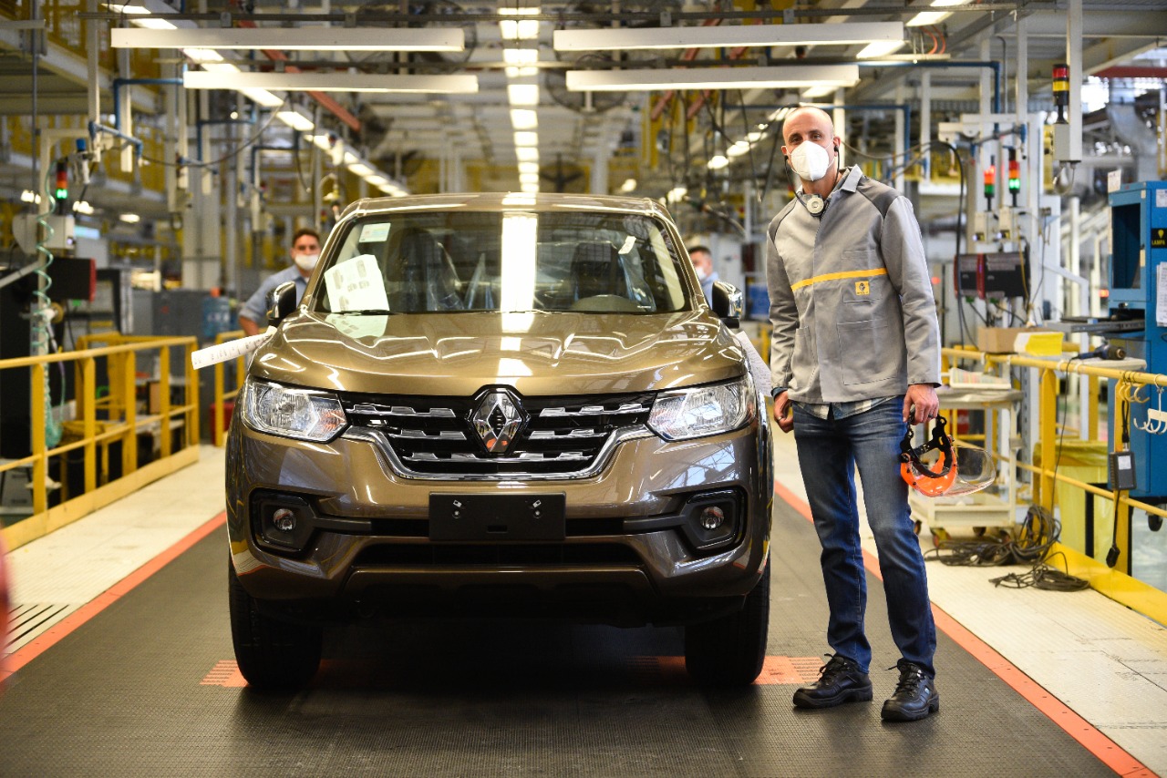 Manu Ginóbili, embajador Alaskan, visitó la fábrica de Renault en Santa Isabel Manu Ginóbili, embajador Alaskan, visitó la fábrica de Renault en Santa Isabel