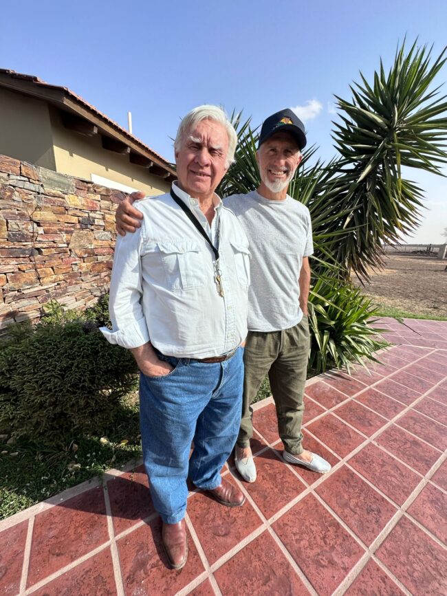 Mario Aguilar Benitez junto a Mario, uno de sus hijos que llevan adelante el plan de economía circular en el norte cordobés.