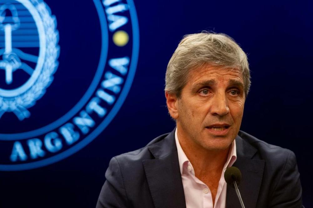 Días movidos que dejan una lección para el ministro y los bancos Días movidos que dejan una lección para el ministro y los bancos